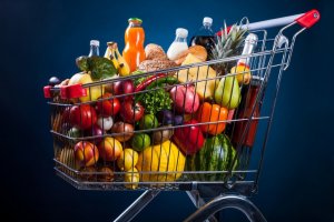 Zakupowy wózek z warzywami